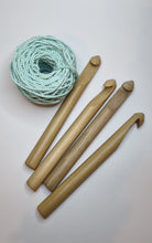 Cargar imagen en el visor de la galería, Crochet de Madera