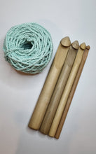 Cargar imagen en el visor de la galería, Crochet de Madera