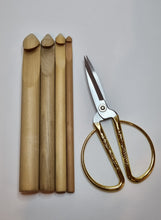 Cargar imagen en el visor de la galería, Crochet de Madera